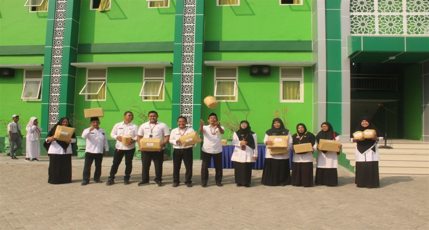 Upacara Bendera Sekaligus Penyerahan Hadiah Lomba Agustusan dan Penghargaan untuk Putra dan Putri Batik Kabupaten Sampang Tahun 2024