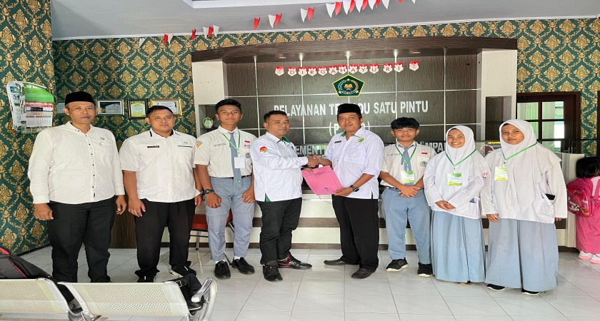 Siswa MAN Keterampilan Multimedia MAN Sampang melaksanakan Magang di Kantor Kemenag Sampang dan MTsN 1 Sampang
