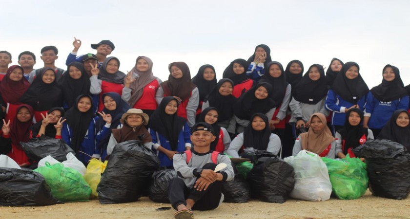 PMR Wira MAN Sampang Gelar Bakti Sosial di Pantai Damar Wulan