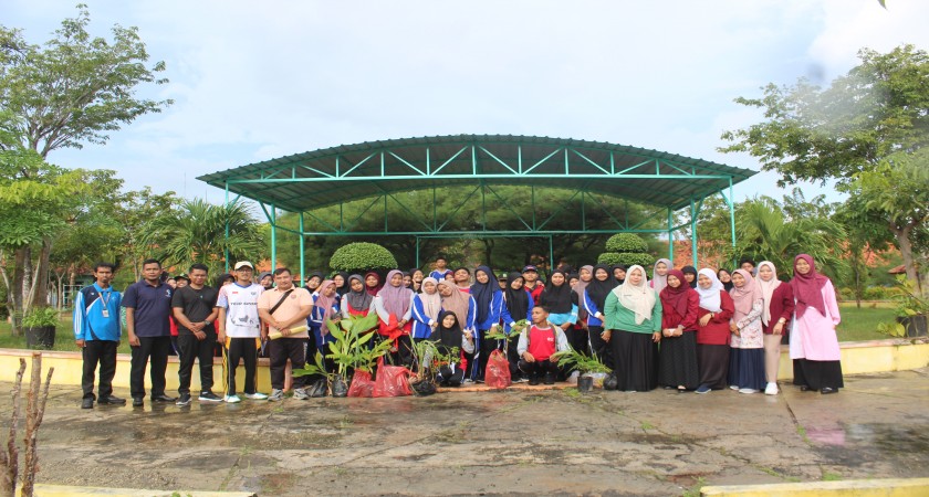 Dalam Rangka Menyambut Festival Sampang Sehat 2025, PMR WIRA MAN Sampang Gelar Penanaman TOGA