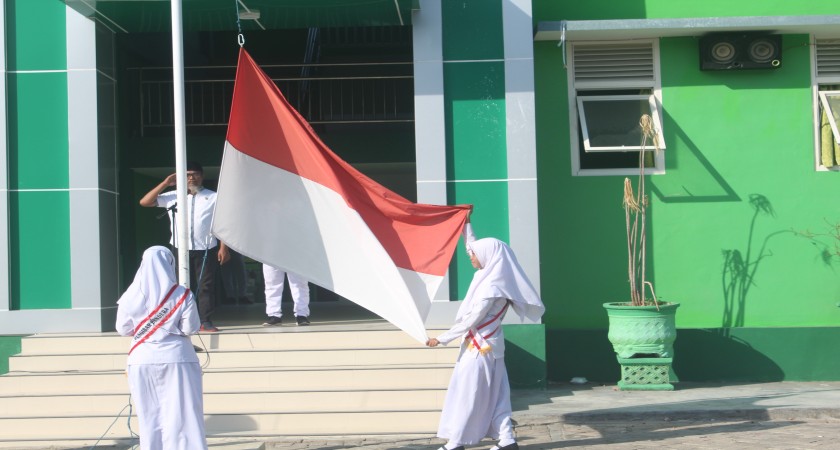 Upacara Bendera Hari Senin di MAN Sampang: Peringatan G 30 S/PKI dengan Pengibaran Bendera Setengah Tiang